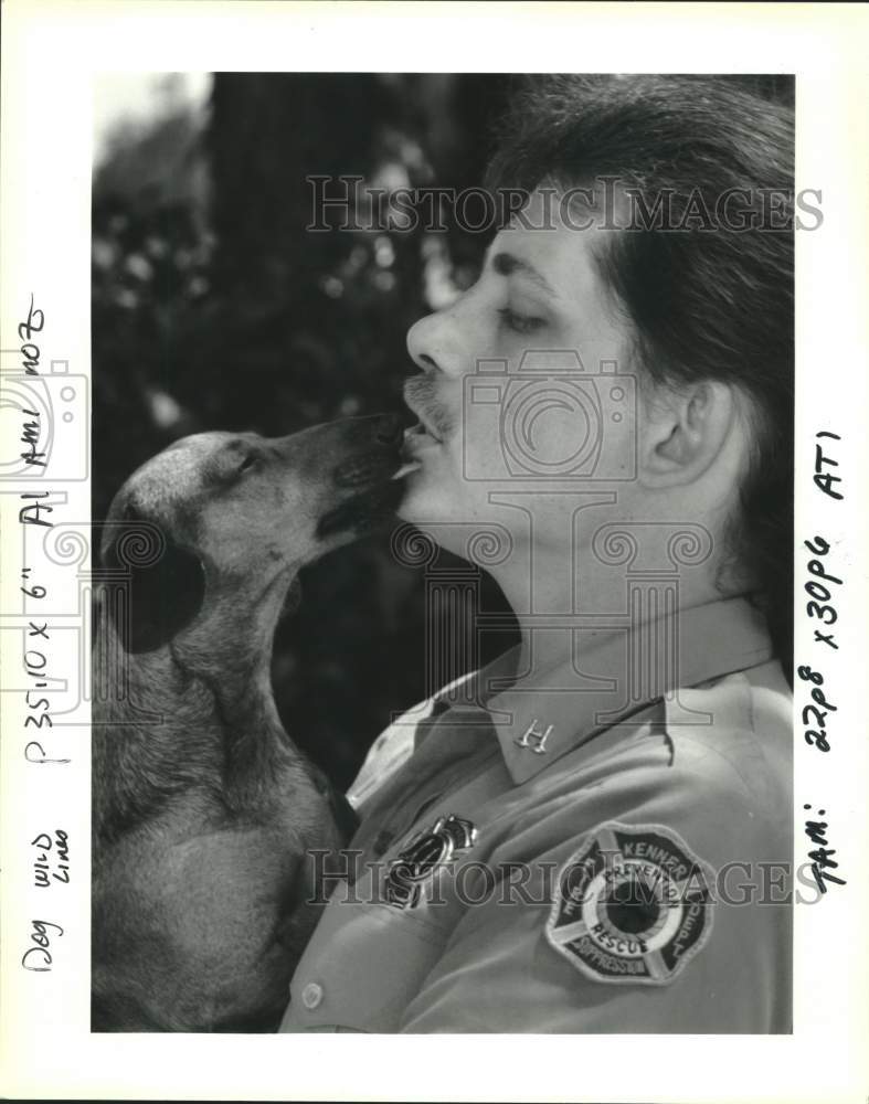 1993 Press Photo Captain Donald Lamartiniere of Kenner Fire Dept. rescues a dog - Historic Images