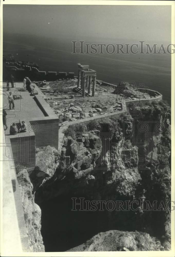 1989 Press Photo Tourists enjoy sunny Lindos on the Island of Rhodes - Historic Images