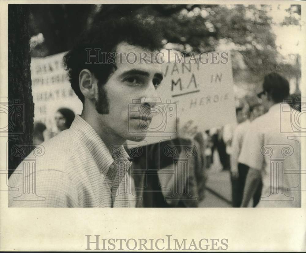 Press Photo Bill King joining a rally in Tulane University - Historic Images