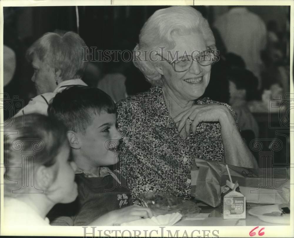 1989 Press Photo Beatrice Kinberger celebrates Grandparents Day at St. Clement - Historic Images