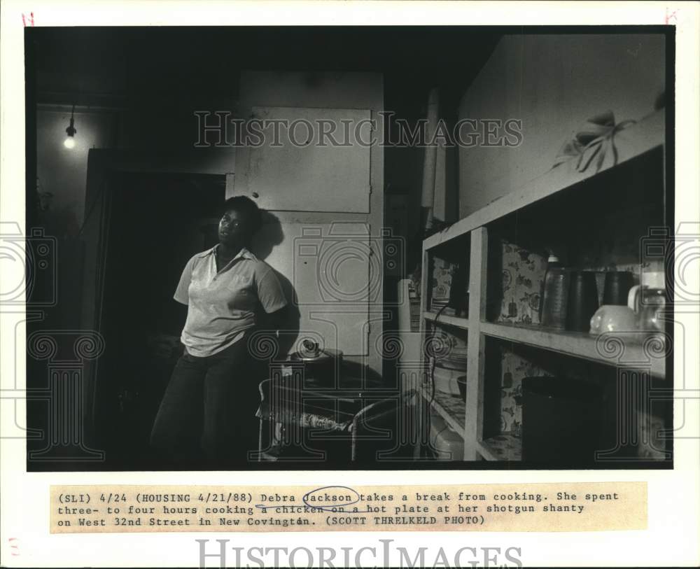 1988 Press Photo Debra Jackson takes a break from cooking at home on West 32nd - Historic Images