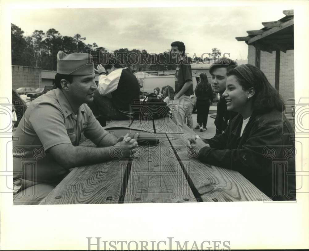 1990 Press Photo Navy Recruiter talking to students at Mandeville High School - Historic Images