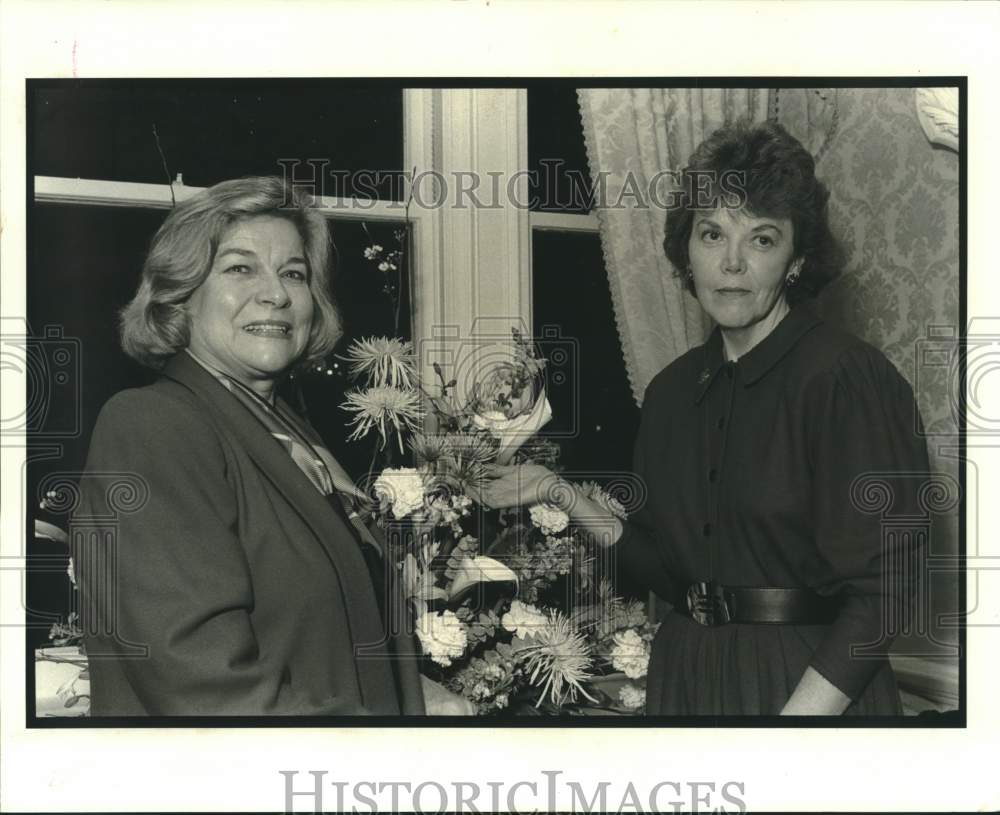 1990 Press Photo Ginny Jackson &amp; Marjorie Gehl,  Metropolitan Opera Registration - Historic Images