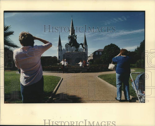 1989 Press Photo Tourist taking photo of Andrew Jackson Statue on Jackson Square - Historic Images