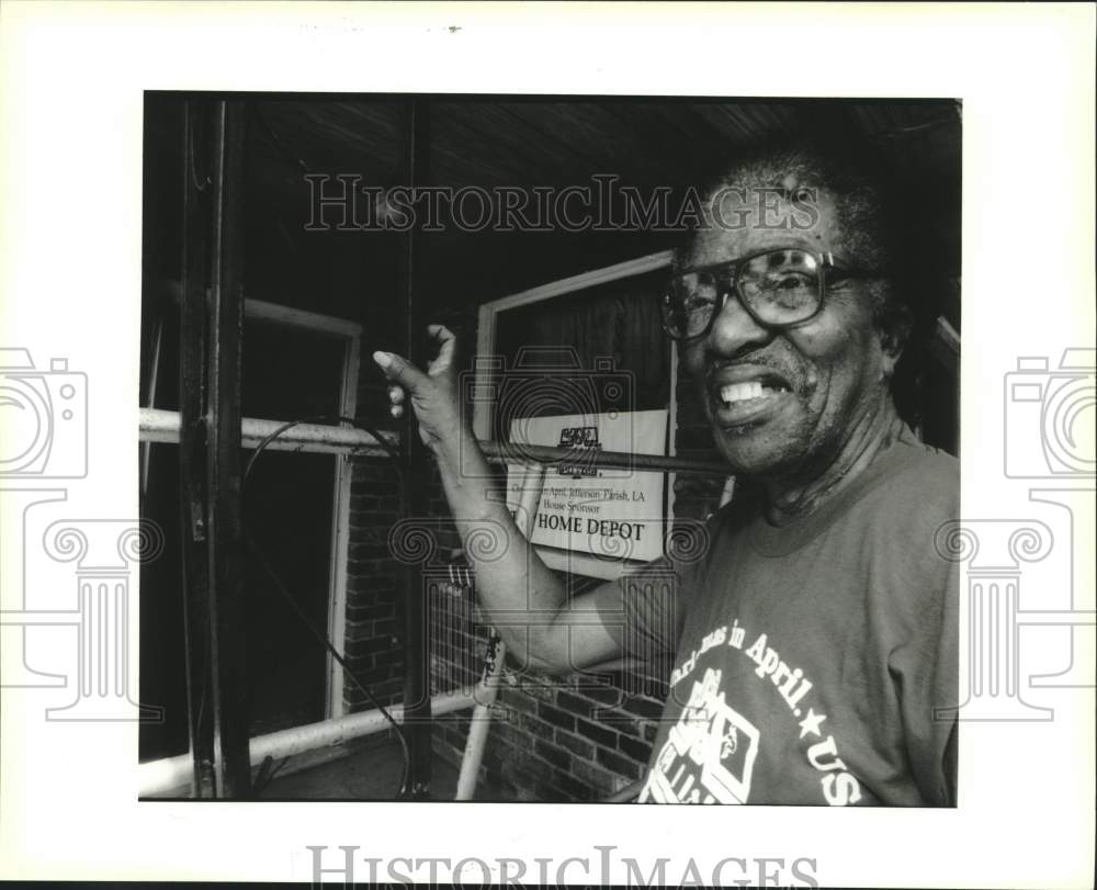 1995 Press Photo Seventy-nine-year-old Charles Jackson, standing in his doorway. - Historic Images