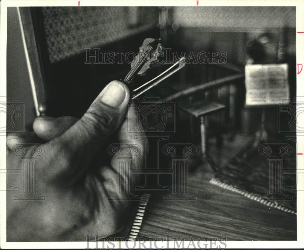 1987 Press Photo Tiny Violin &amp; Bow, Erwin &amp; Elise King&#39;s Doll House, New Orleans - Historic Images