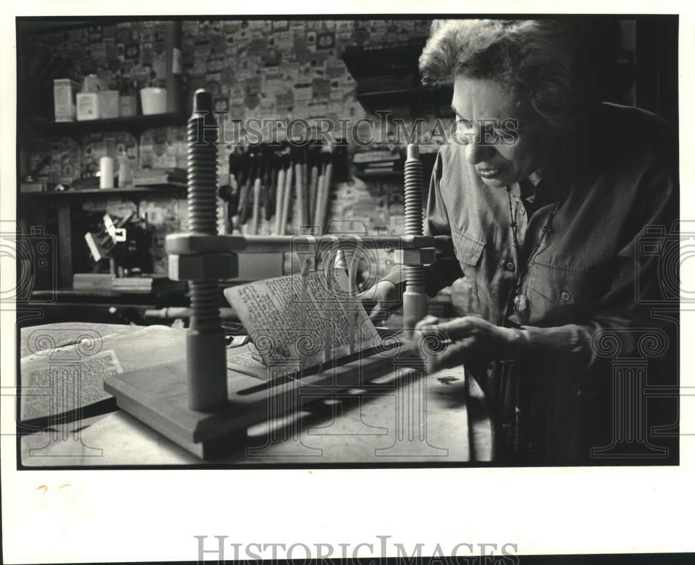 1987 Press Photo Fix-It-Folks, Elise King works at bookbinding repair. - Historic Images