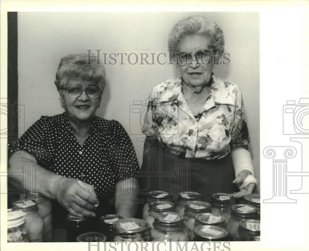 1990 Press Photo Eleanor King and her sister Ida prepare preserves for fair. - Historic Images