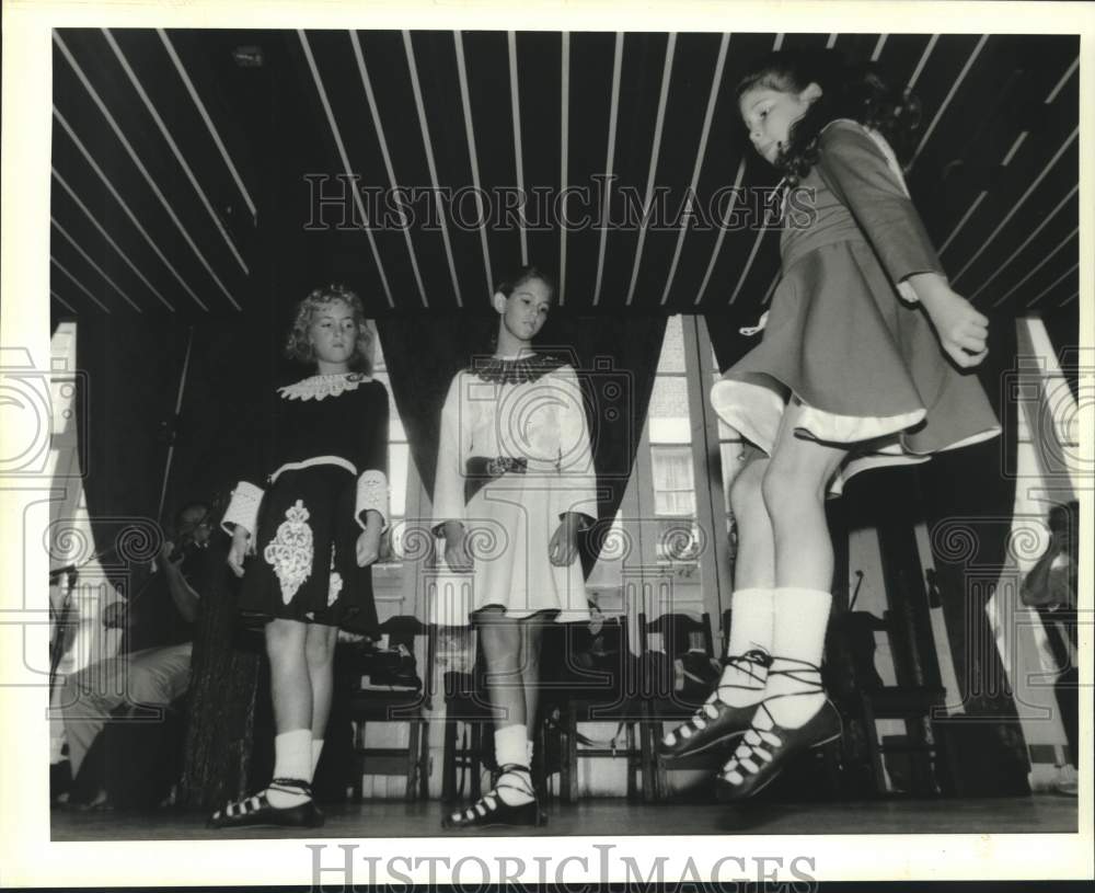 1995 Press Photo Dancers perform Irish dance at Irish pub in French Quarter - Historic Images