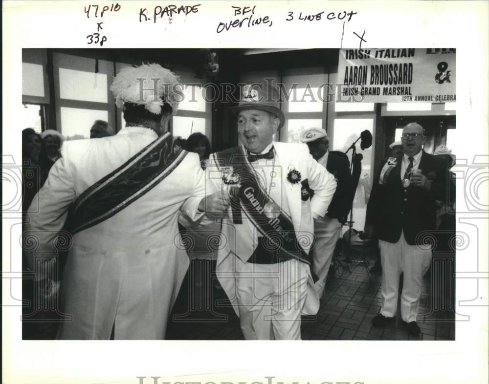 1994 Press Photo Kenner Mayor Aaron Broussard dances with Judge Bruce Naccari - Historic Images