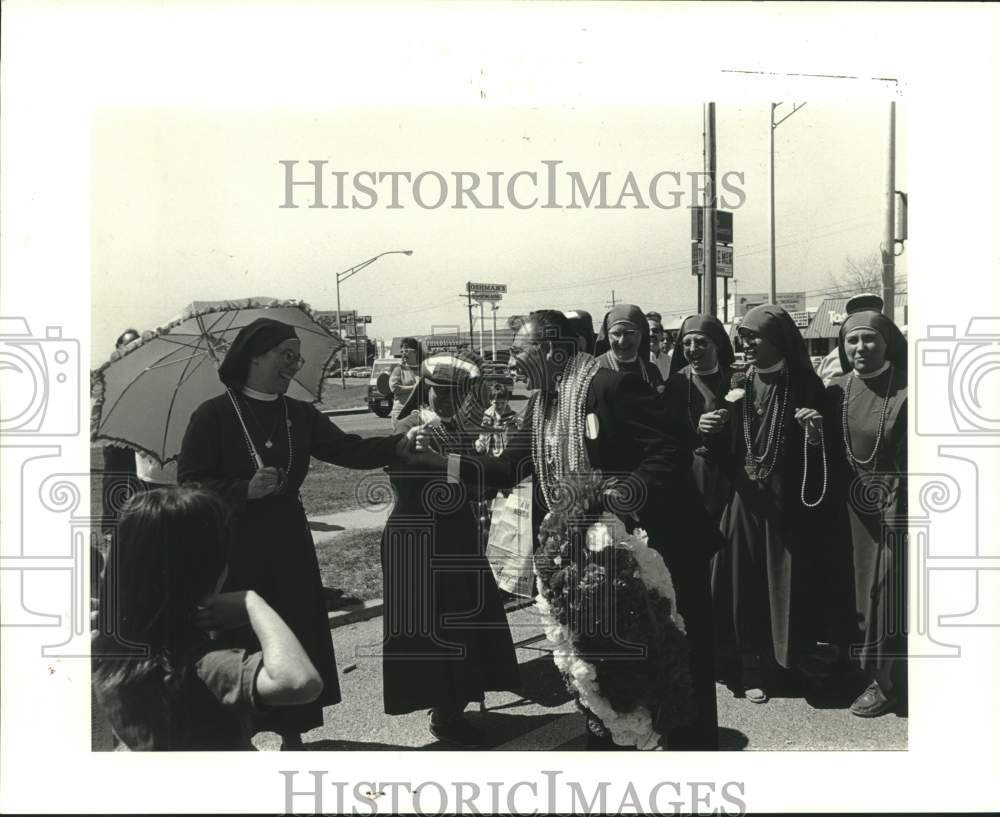 1988 Press Photo Italian Parade - Johnny Foto giving Nun a rose - Historic Images