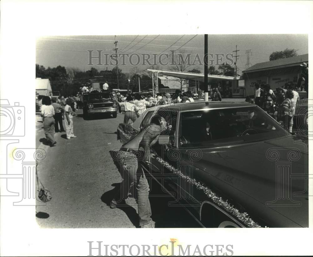 1988 Press Photo Bobby Haggerty at car in Irish-Italian parade in Harahan - Historic Images