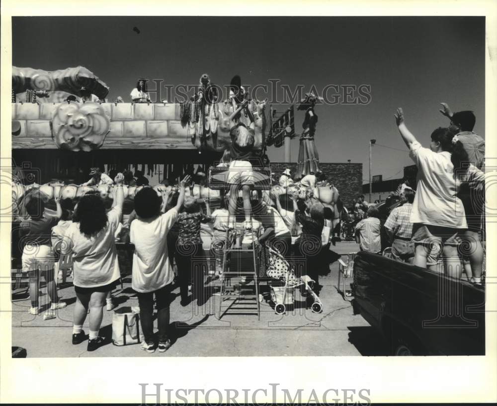 1995 Press Photo Featured float during Irish-Italian Parade in Metairie - Historic Images