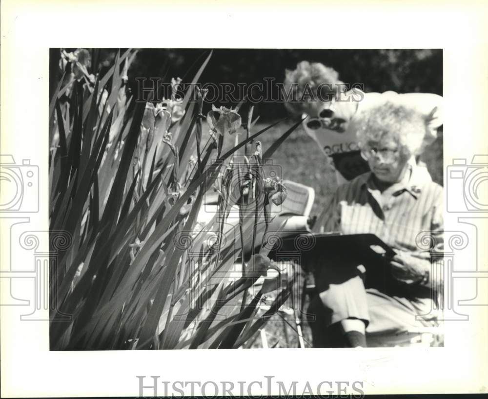 1995 Press Photo Betty Ventura and Elouise Logan during Iris Festival in Lafitte - Historic Images