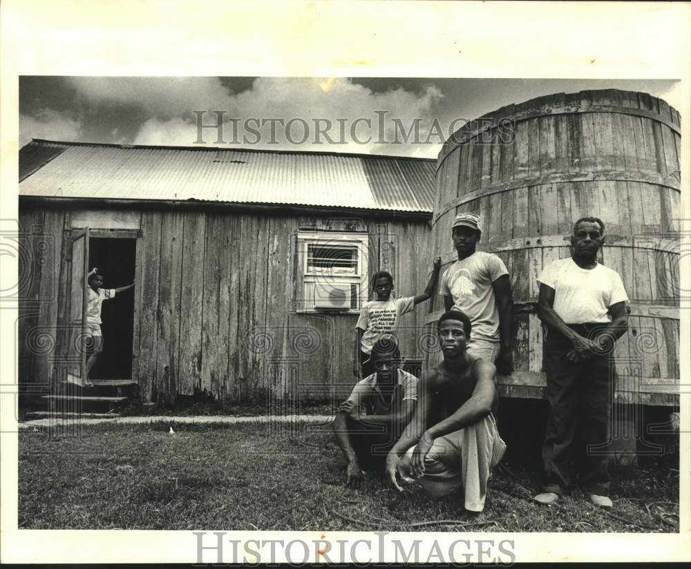 Press Photo George Trufant &amp; family use a cistern in Plaquemines Parish, Ironton - Historic Images