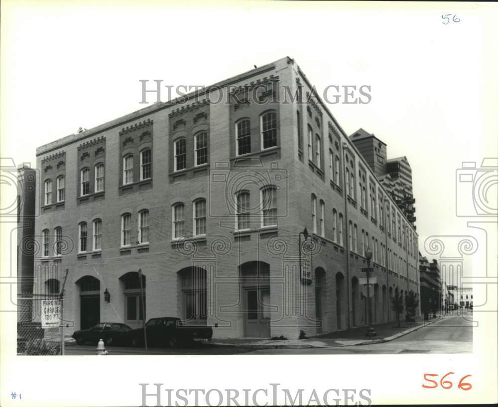 1988 Press Photo Exterior view of the Henderson Apartment - Historic Images