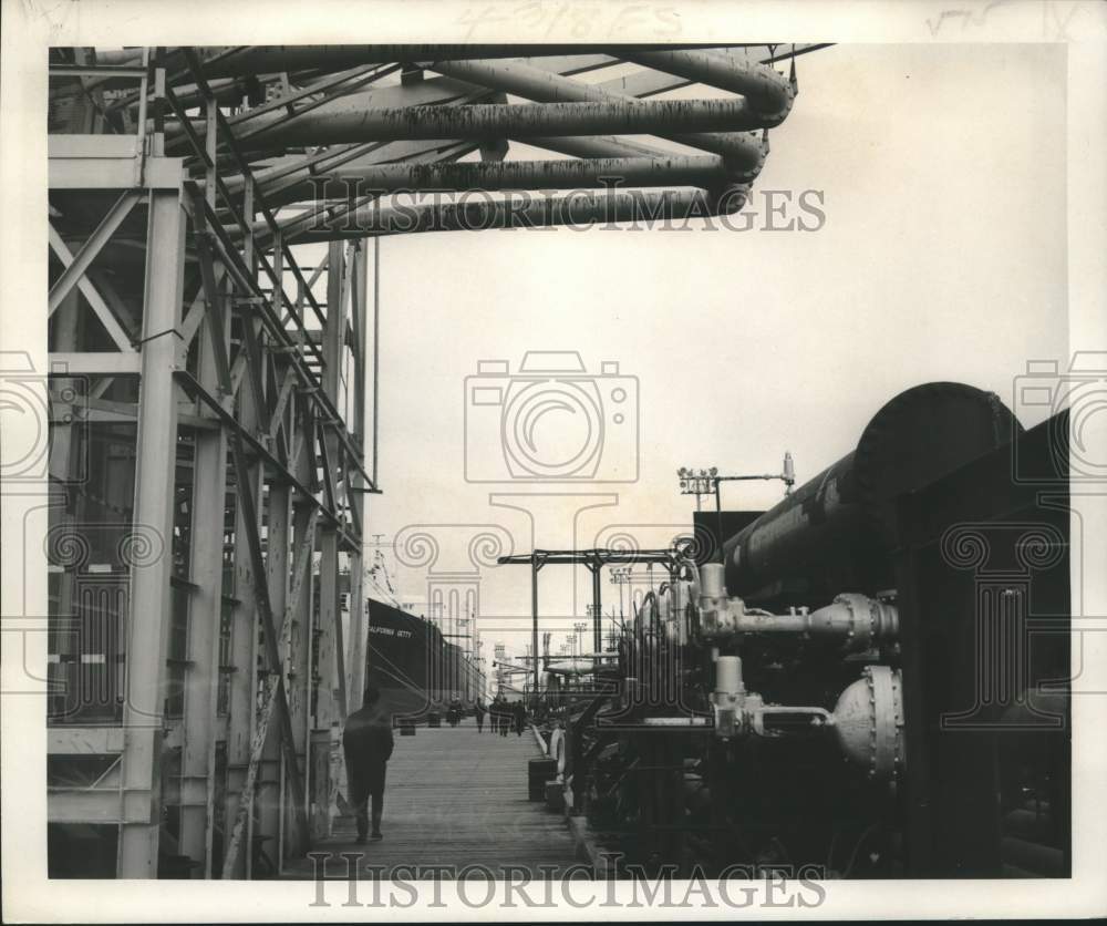 Press Photo Kharg Island in Iran, world's largest oil export depot - Historic Images