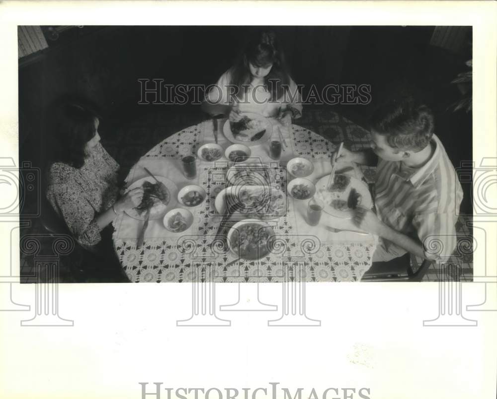 1989 Press Photo Edward Ireland and family prepare Japanese-American meals - Historic Images