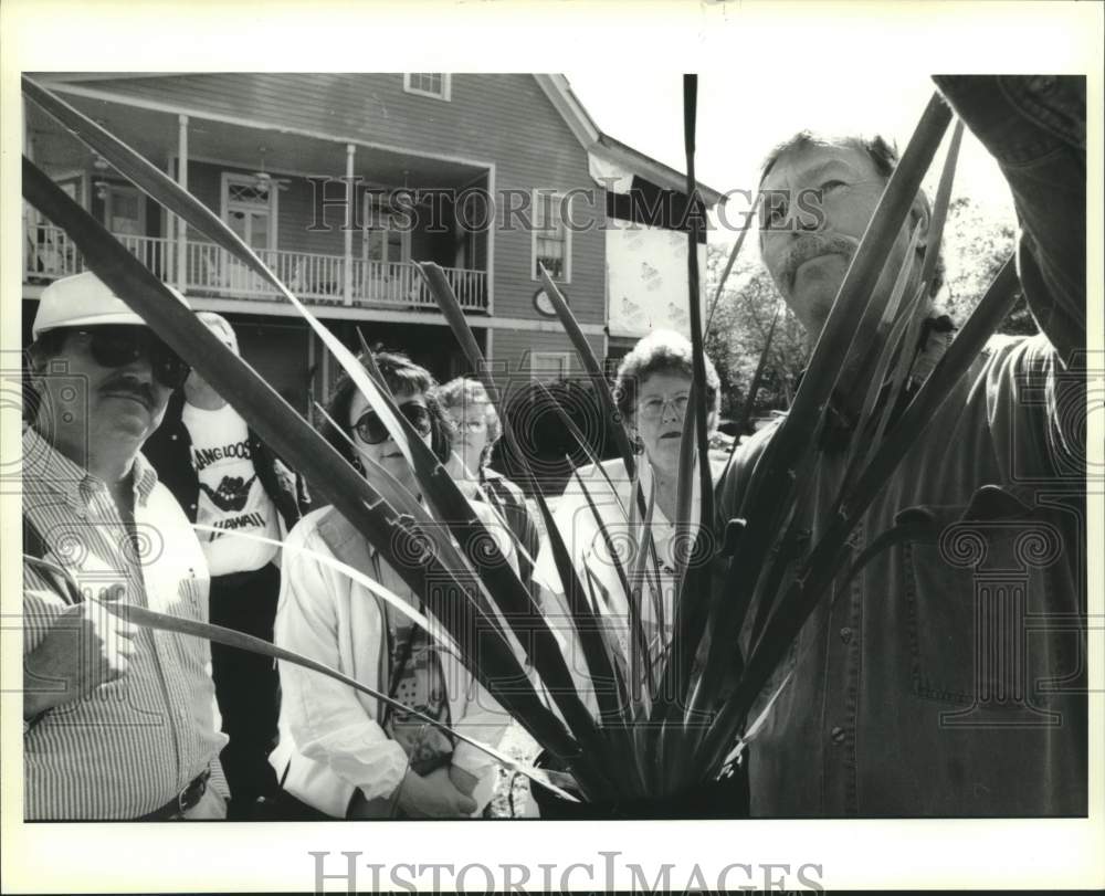 1995 Press Photo Murry Frost gives lecture during Iris Festival in Lafitte - Historic Images