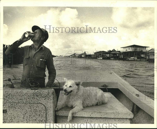 1986 Press Photo Roy King perusing Irish Bayou with his dog "Fish" - Historic Images