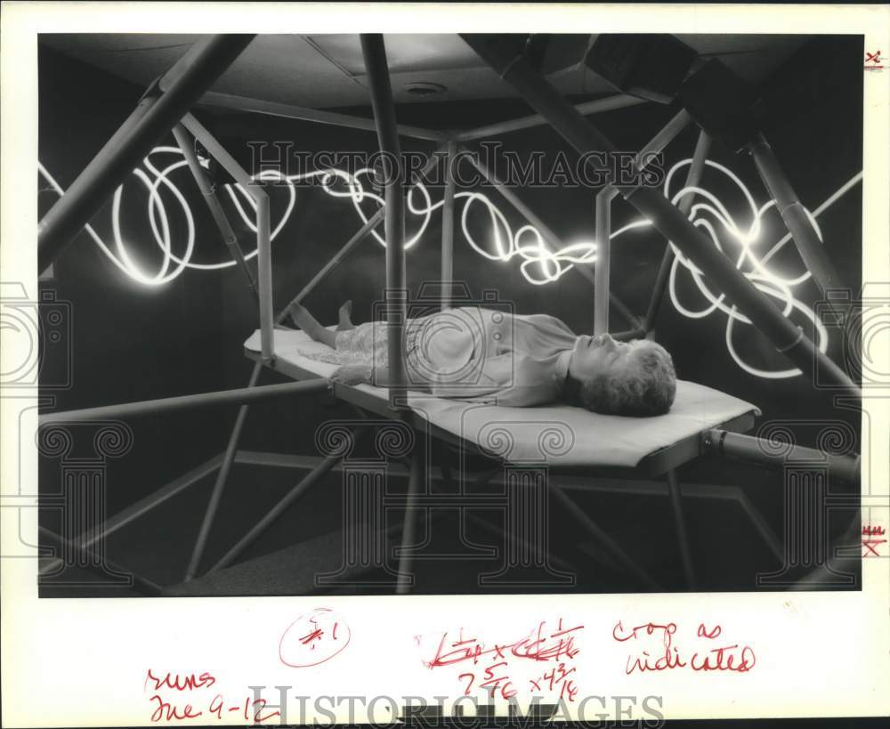 1989 Press Photo Carole Hendry lies on a cotyledon, sound therapy apparatus - Historic Images