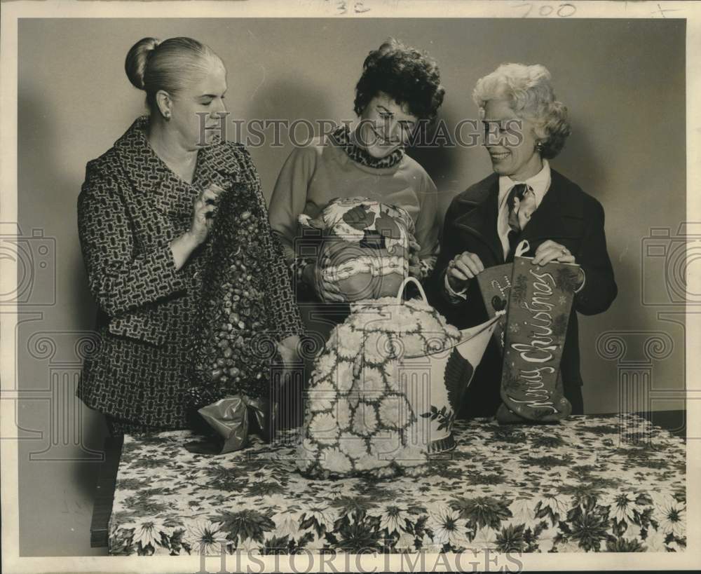 1972 Press Photo Members shown with items for Old Ursuline Convent Guild bazaar - Historic Images