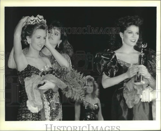 1989 Press Photo Pamela Henkel is crowned Miss Slidell 1990 by Deborah Schunior - Historic Images