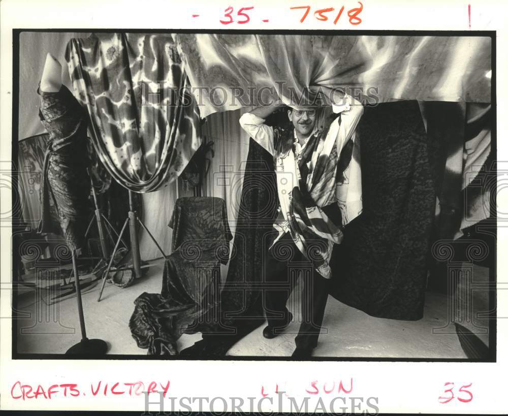 1987 Press Photo Victory Henkin with some of his silk-painted pieces - Historic Images