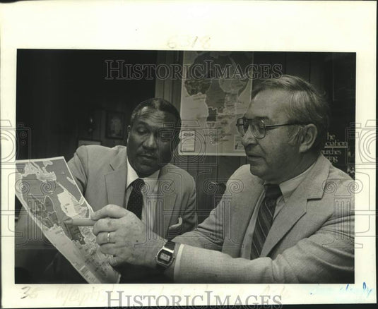 1988 Press Photo T.J. Smith & Nolan Johnston study map- Israel & Zimbabwe trip - Historic Images