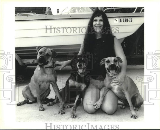 1995 Press Photo Yogi Johnson poses with three dogs in her Kenner home - Historic Images