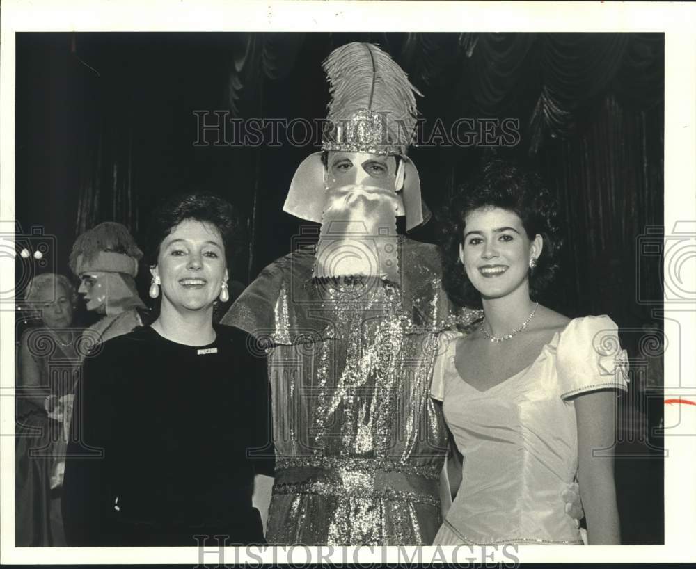 1989 Press Photo MOMUS - Pixie Johnson, masker and Cynthia Johnson - Historic Images