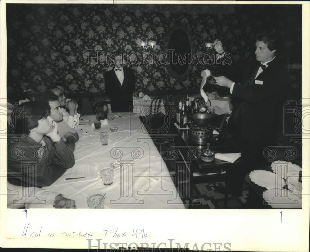 1990 Press Photo Maire d&#39; Patrick Johnson makes cafe brulot for new waiters - Historic Images