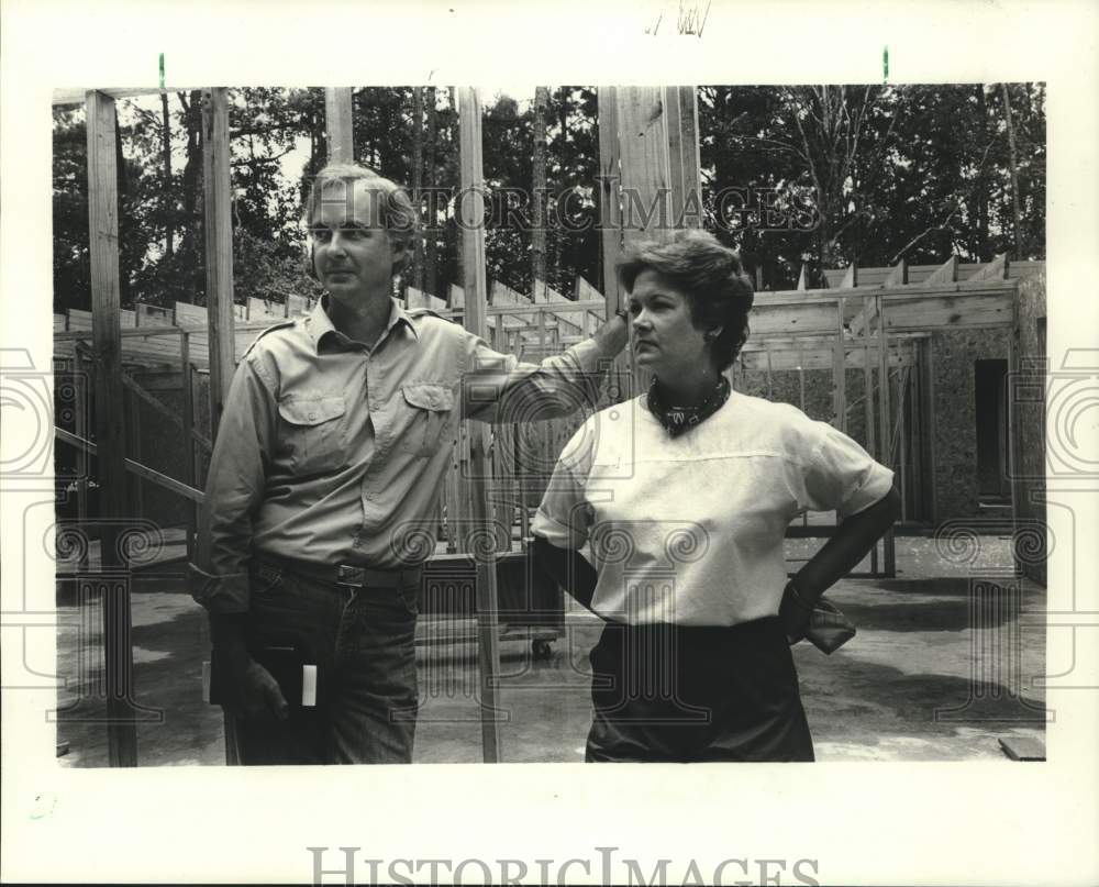 1987 Press Photo Edward and Liz Johnston in the kitchen of their would-be home - Historic Images