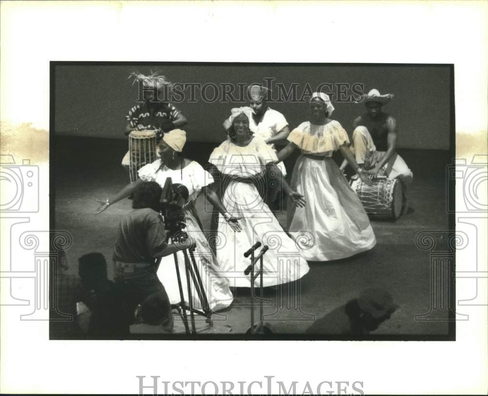 1993 Press Photo Rambuka African Drum &amp; Dance Collection filmed by UNO students - Historic Images