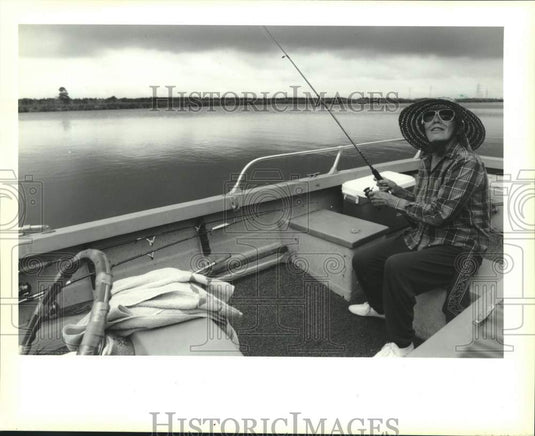 1989 Press Photo Kay Kennedy fishing in the Bayou Signet State Park - Historic Images