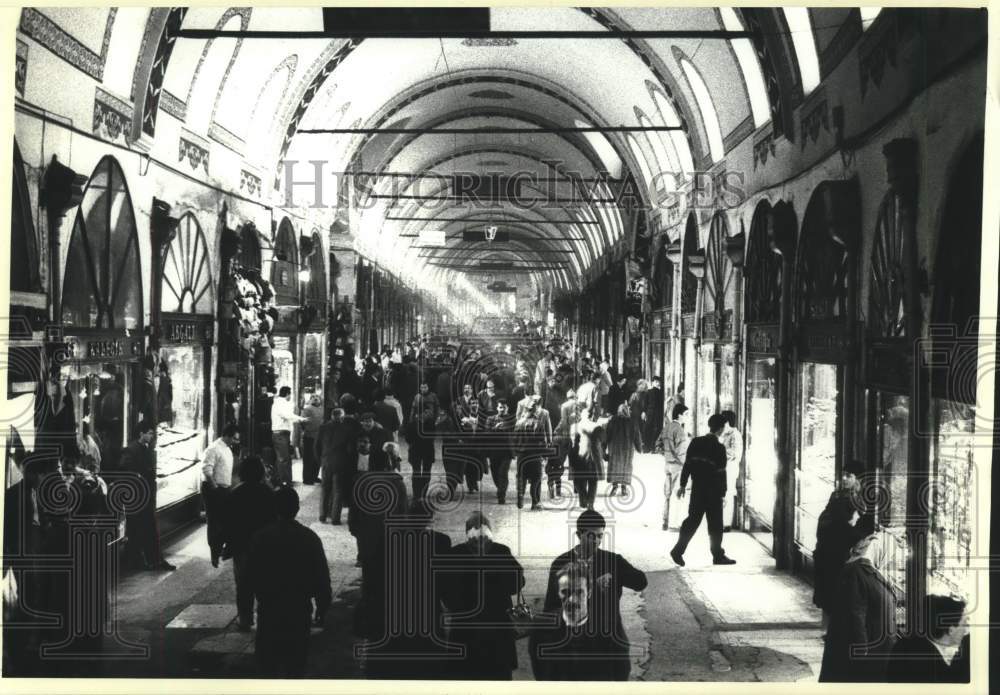 1990 Press Photo Sunlight streaming -archways of Istanbul, Turkey&#39;s Grand Bazaar - Historic Images