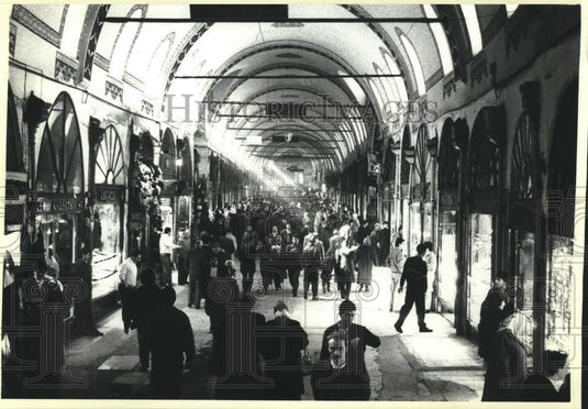1990 Press Photo Sunlight streaming -archways of Istanbul, Turkey's Grand Bazaar - Historic Images