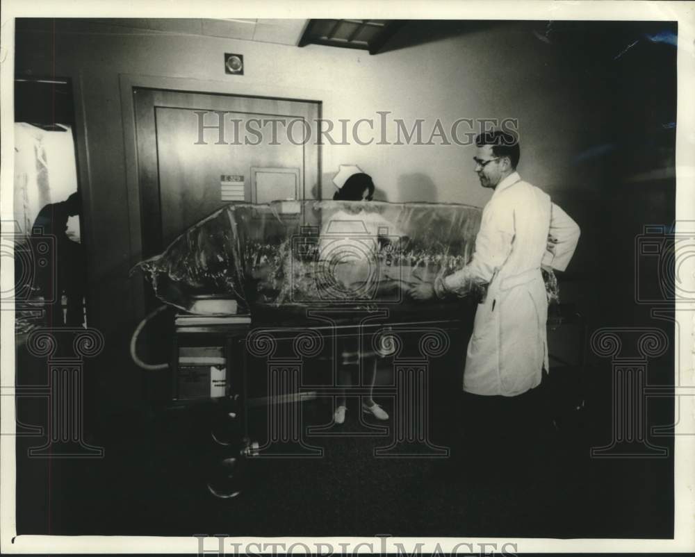 1964 New development in hospital equipment to isolate patient. - Historic Images