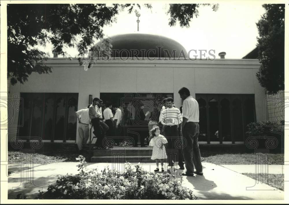 1990 Press Photo Worshipers gather outside Islamic Center of Cedar Rapids, Iowa - Historic Images