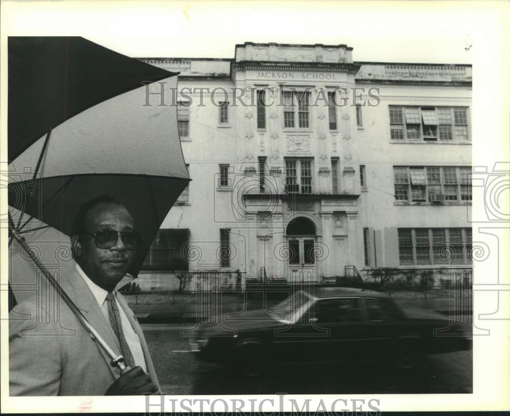 1990 Press Photo Principal H. Kenneth Johnston in front of Andrew Jackson School - Historic Images