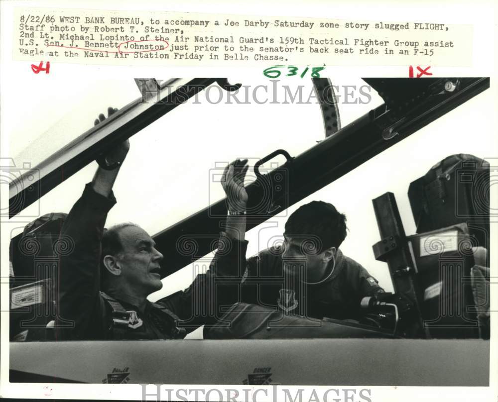 1986 Press Photo Michael Lopinto assists Sen. J. Bennett Johnston in F-15 plane - Historic Images