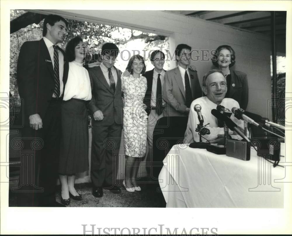 1990 Press Photo Senator J. Bennett Johnston with family at press conference - Historic Images