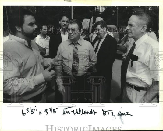 1991 Press Photo Ricky Wendel confers with Senator J. Bennett Johnson - Historic Images