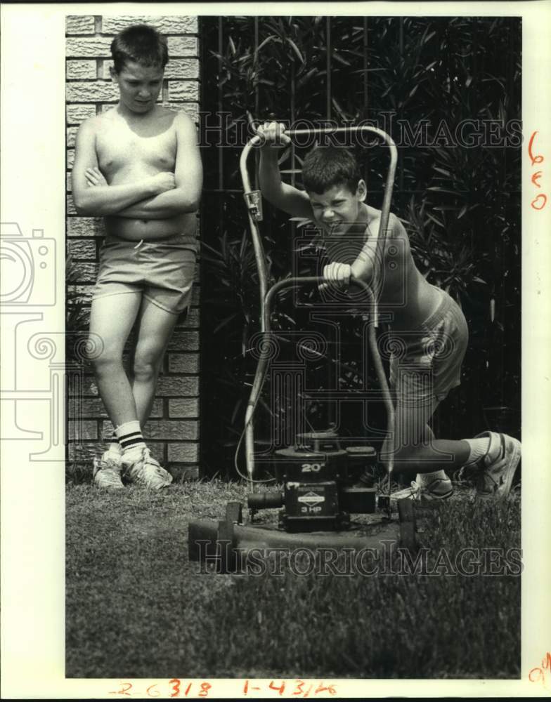 1988 Press Photo MIchael Dillenkoffer mows the lawn as Mark Michalczyk waits - Historic Images