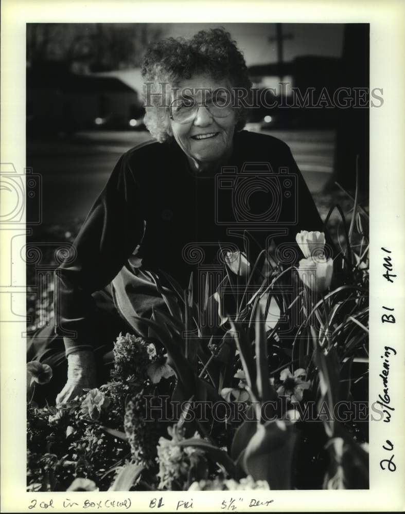 1991 Press Photo Hilda Latapie amongst her front yard full of tulips - Historic Images