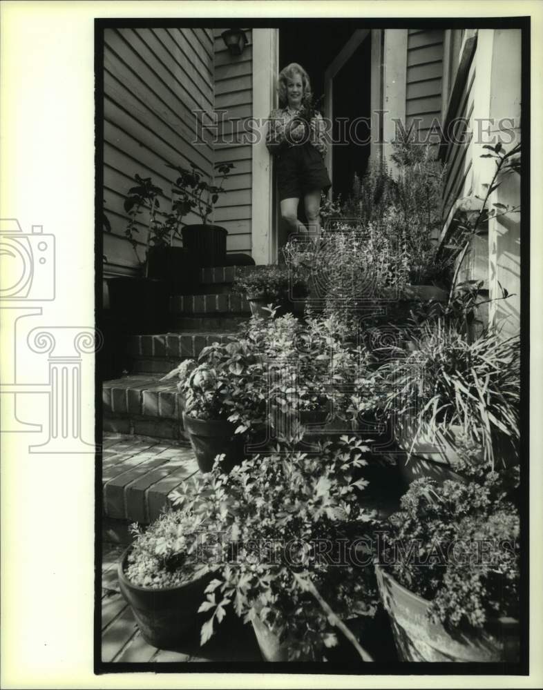 1994 Press Photo Julie Lansing and her herbs on her side steps and in the hand - Historic Images