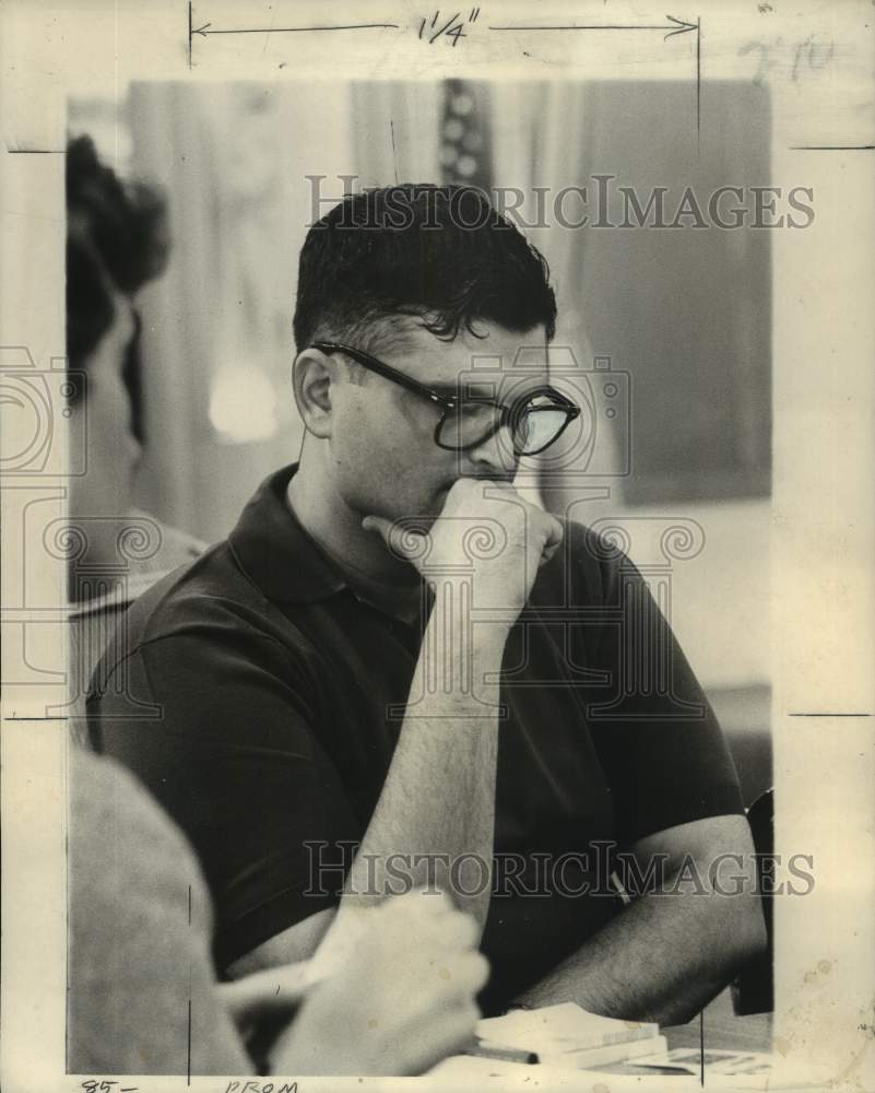 1964 Press Photo Sidney Lazard concentrates on playing bridge at Roosevelt Hotel-Historic Images