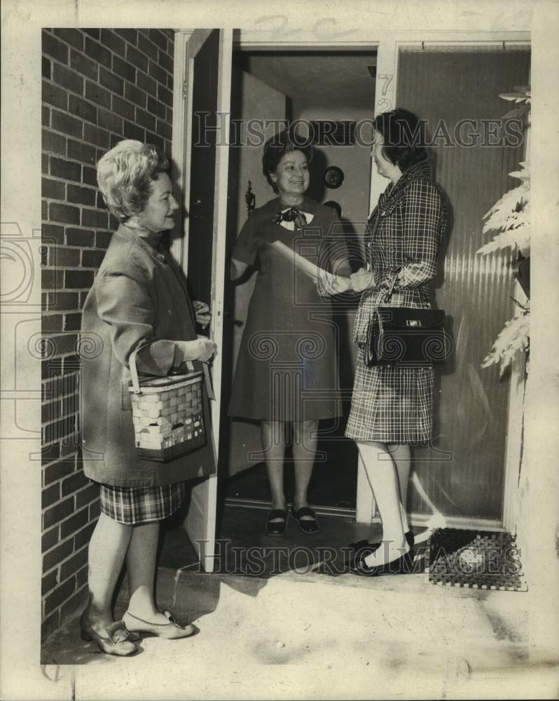 1969 Mrs. James L. Lazare receives a &quot;Clean Up Lakeshore&quot; reminder-Historic Images