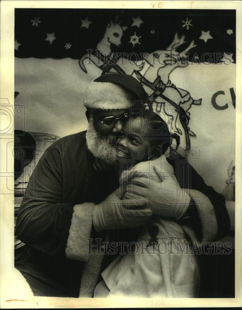 1986 Press Photo Sharell Warren tells Santa what she wants for Christmas - Historic Images