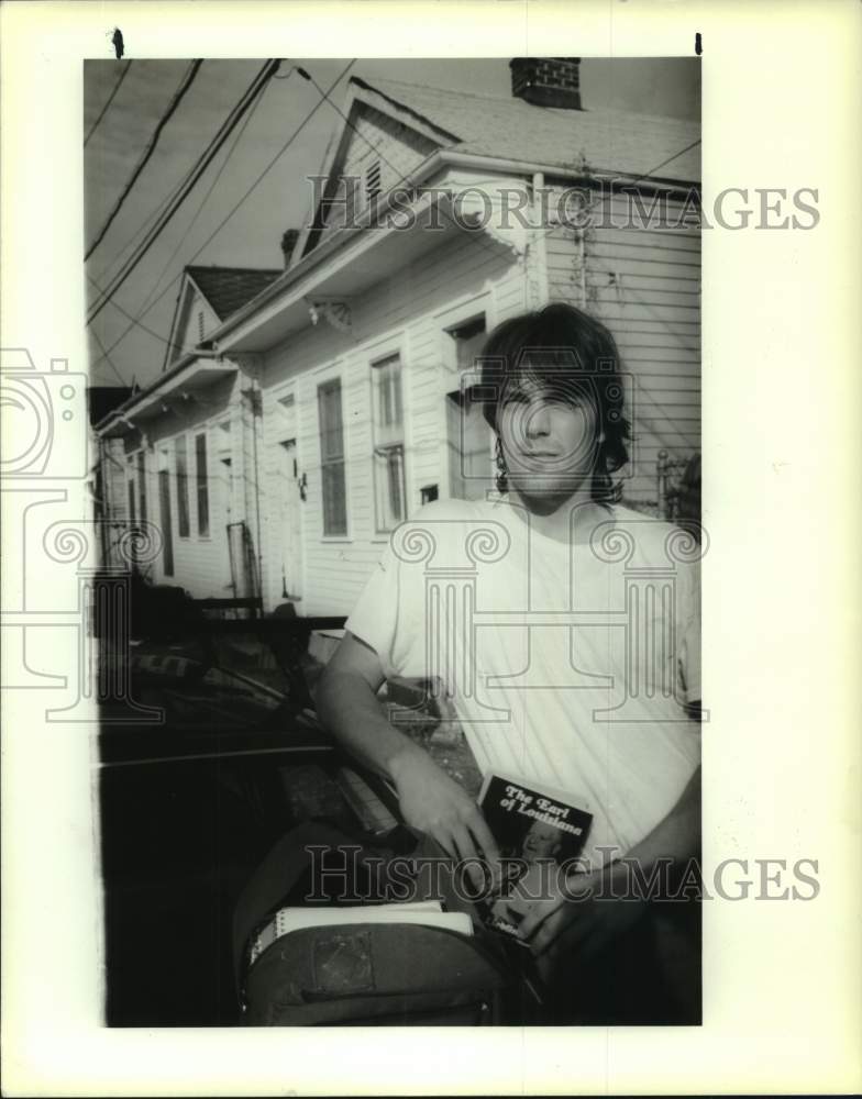 1991 Press Photo John Lawrence holding &quot;The Earl of Louisiana&quot; Book - Historic Images